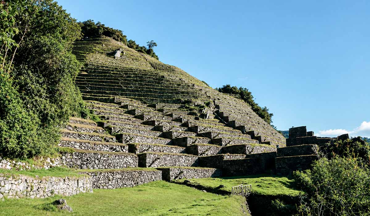 Inca ruins toward Machu Picchu